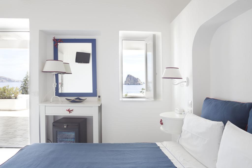Hotel La Terrazza Panarea Bagian luar foto